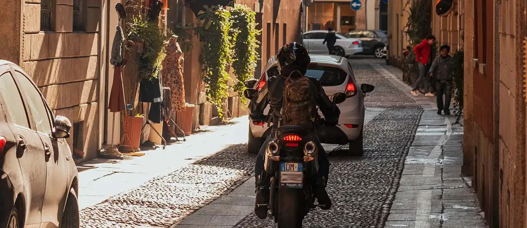 Gasse in Mailand Italien mit Motorradfahrer