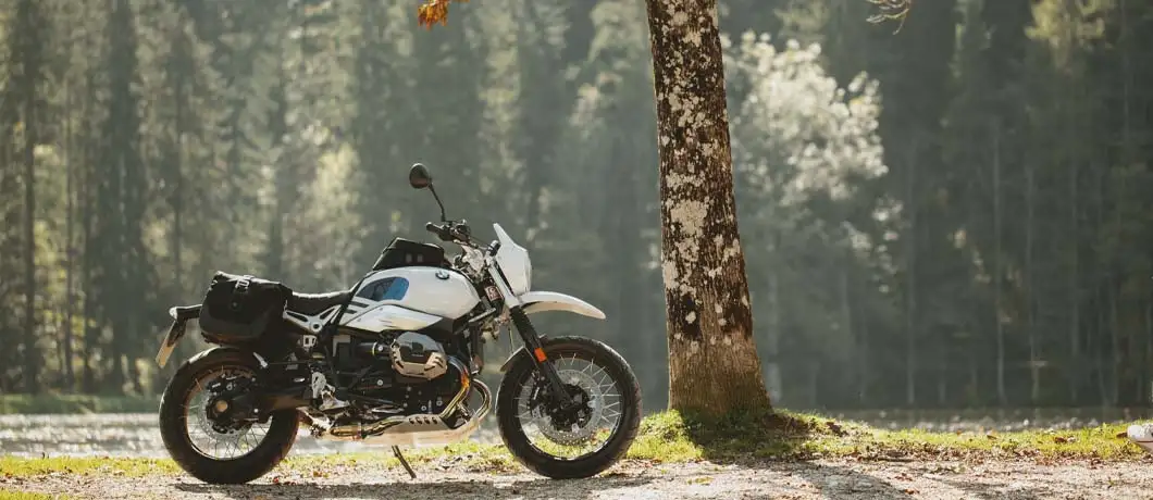 Motorrad an einem See in Kärnten Österreich