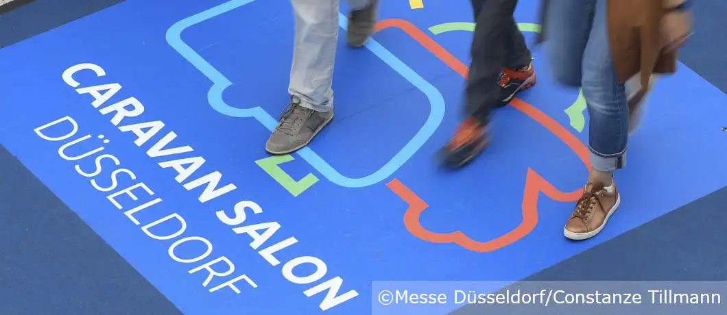 Caravan Salon Düsseldorf Besucher in Messehalle