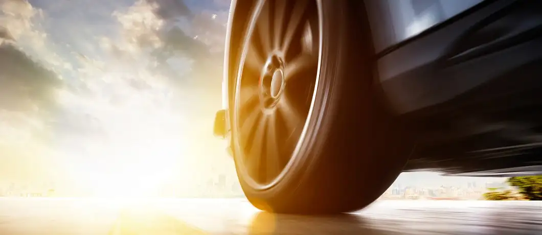 Nahaufnahme Autoreifen auf Straße während der Fahrt