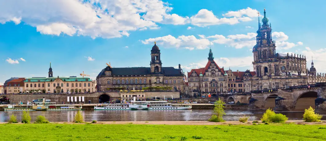 dresden altstadt panorama an der elbe