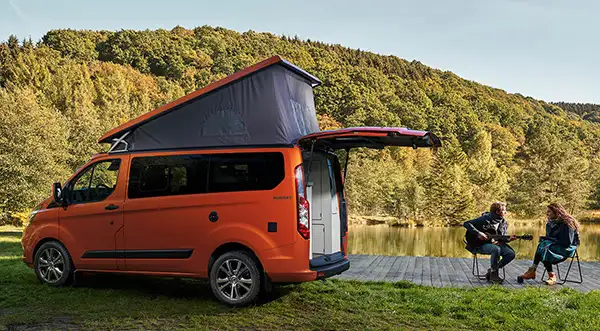 campingbus mit hubdach, chillen am see bei gitarrenklängen
