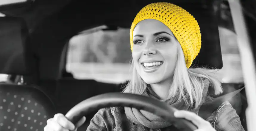 gelbe mütze frau am steuer, hertz autovermietung