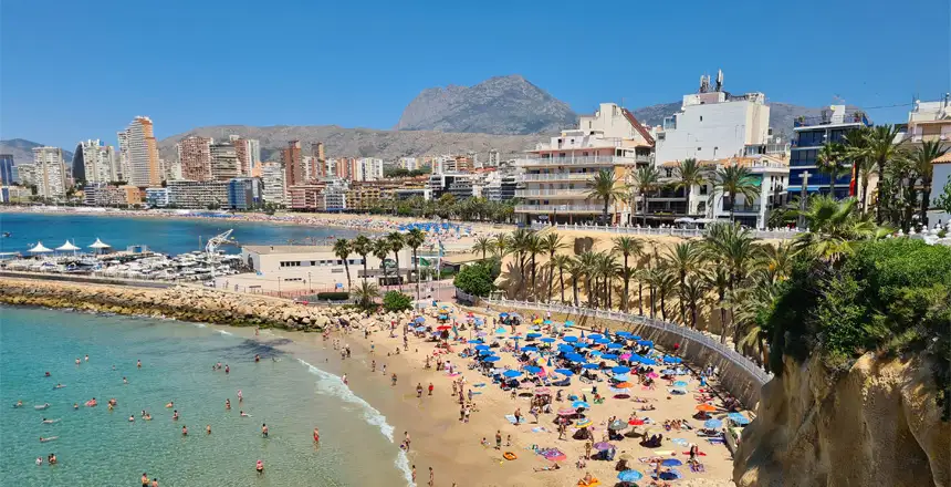 Strand und Promenade von Belidorm in Alicante, Spanien