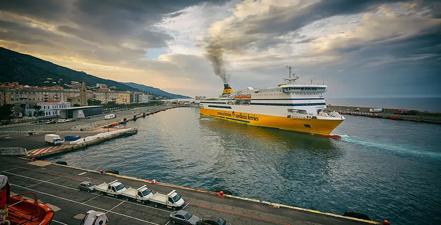Autofähre im Hafen von Bastia