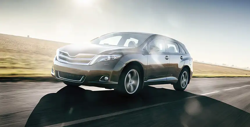 mietwagen auf weiter straße bei sonnenschein