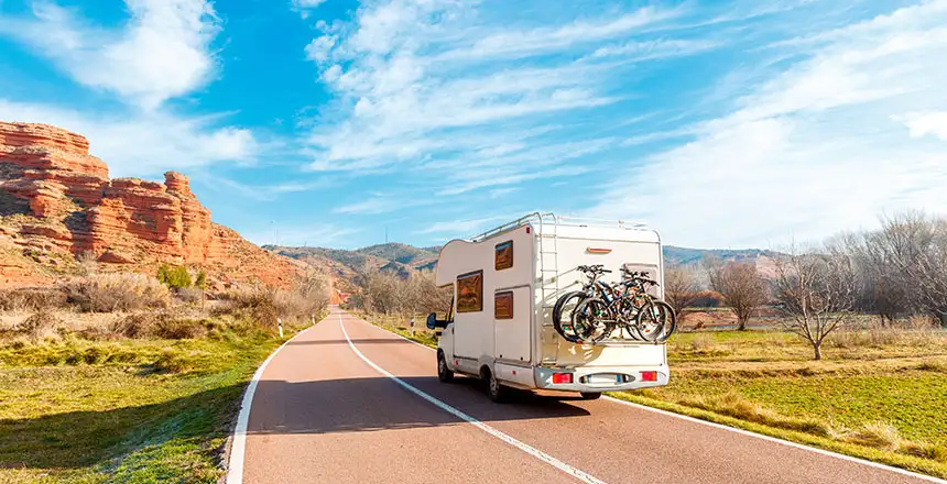 Camper mieten an weltweiten Reisezielen, z.B. wohnmobil roadtrip bei teruel, aragonien, spanien
