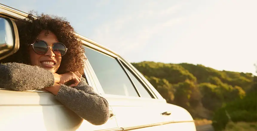 autofahrerin mit sonnenbrille geniesst ausblick