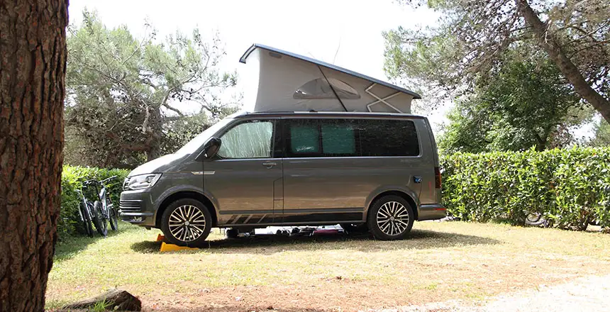 campingbus mit offenem Hubdach auf ausgleichskeilen