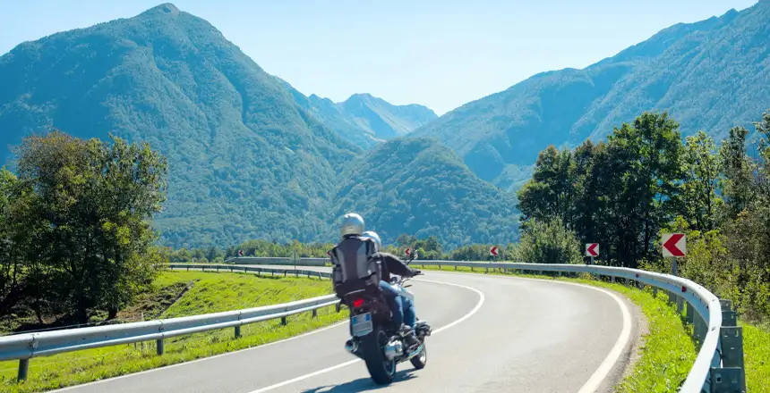 Motorradfahrer auf Landstraße in Slowenien