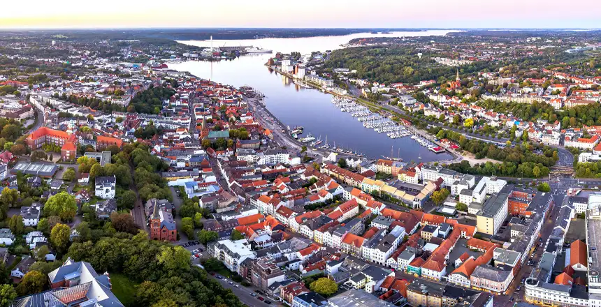 Stadtpanorama von Flensburg aus der Luft