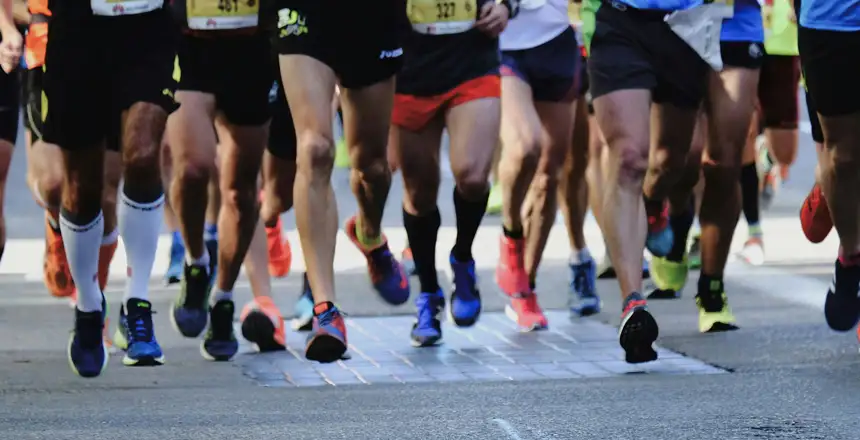 Mehrere Marathonläufer auf der Straße