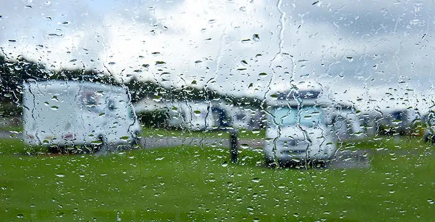 schlechtwetter camping bei regen im wohnmobil