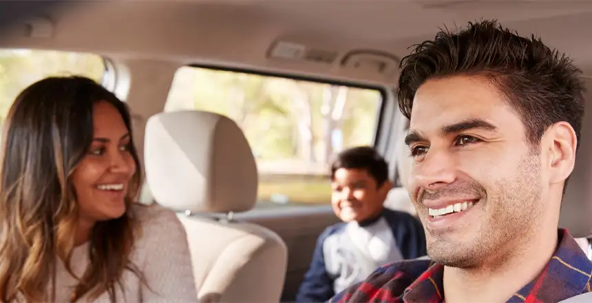 Familie im Mietauto Seitenansicht innen