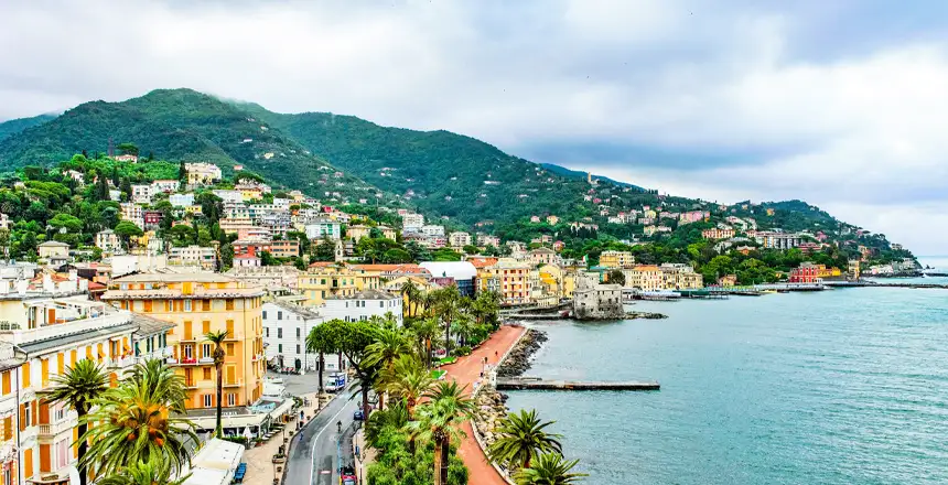 Häuser an der Küste in Rapallo, Italien