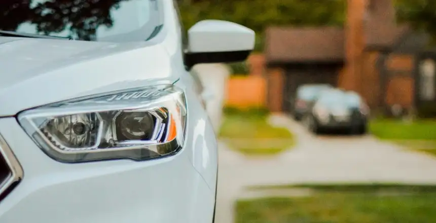 auto weiss einfahrt zuhause