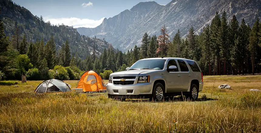 national car rental, suv mit Zelten auf einer Wiese