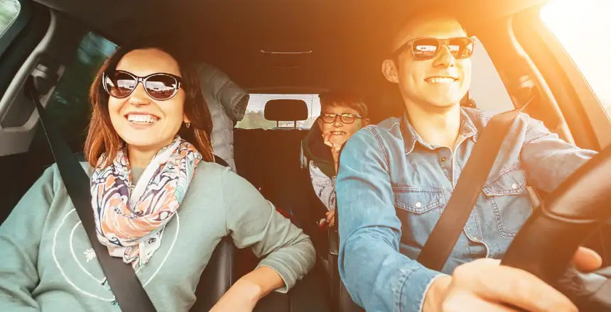 Familie auf Reisen im Mietwagen