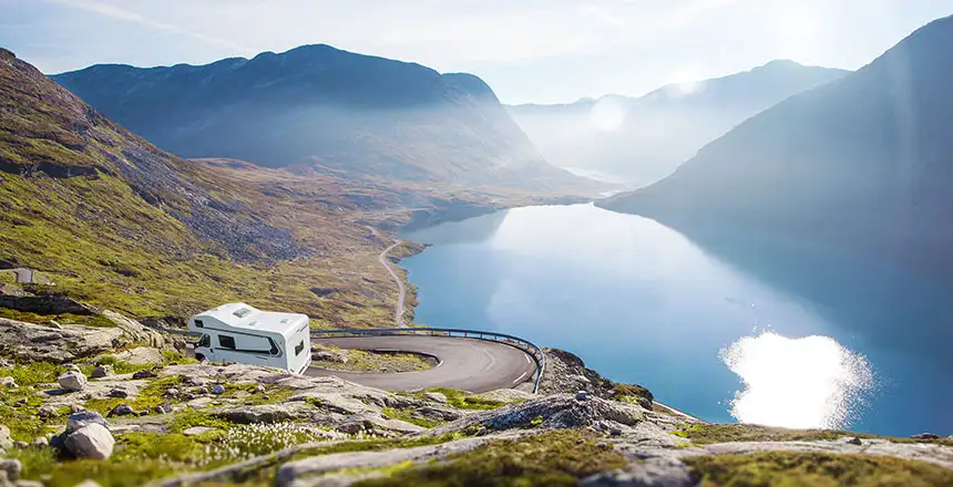 wohnmobiltrip in europa, serpentinen am see, weinsberg CaraHome