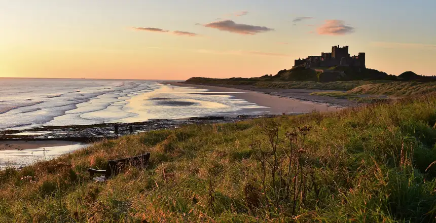 Küste von Bamburgh in England