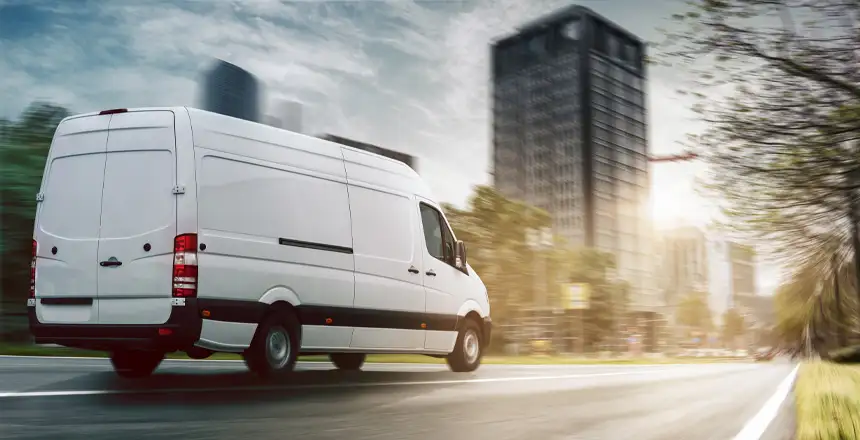 Weißer Transporter in der Stadt