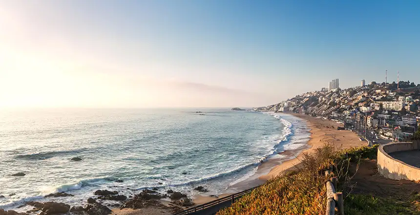 Panorama-Luftaufnahme des Strandes von Reñaca bei Sonnenuntergang in Viña del Mar, Chile