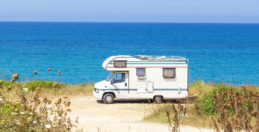 Alkoven Wohnmobil an der Mittelmeerküste