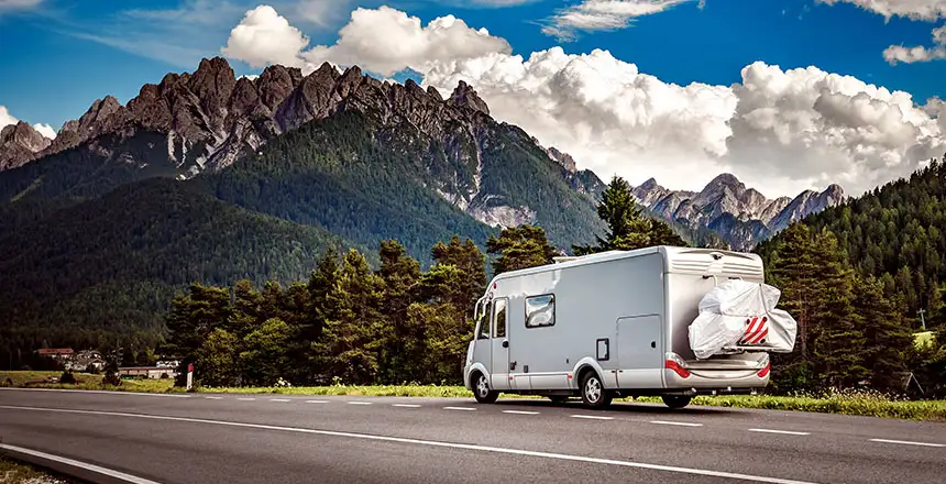 reisemobil auf-straße in bergregion, italien
