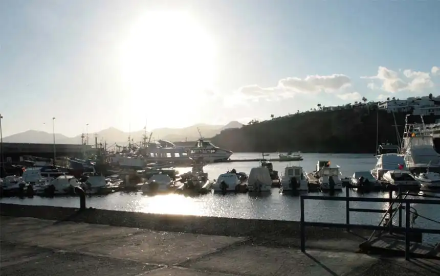 Hafen an der S&uuml;dk&uuml;ste von Lanzarote im Abendlicht
