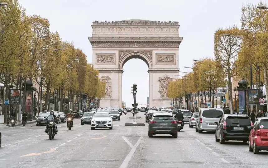Verkehr auf der Champs-&Eacute;lys&eacute;es in Paris