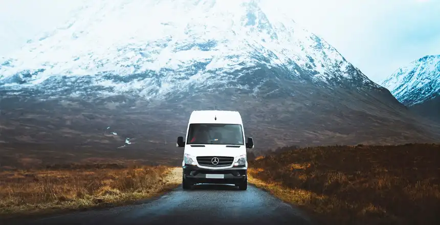 Campervan in Schottland, Balachulish, mit dem Glencoe Berg im Hintergrund