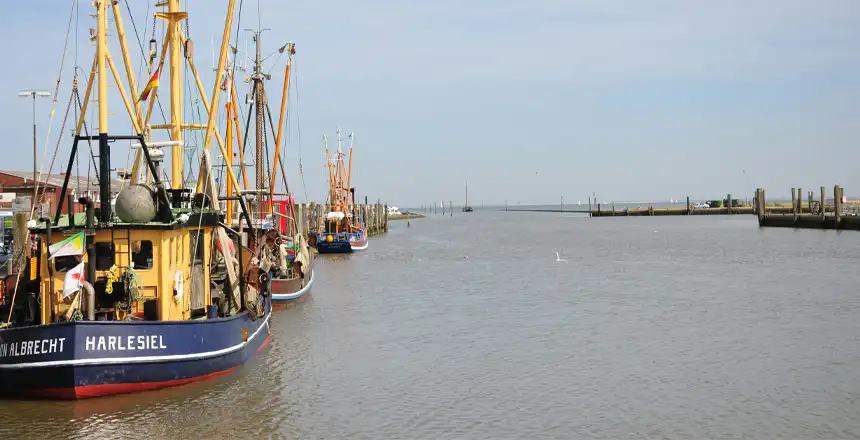 340d3b5a0136-harlesiel-nordsee Schiffe am Anleger in Harlesiel an der Nordseeküste