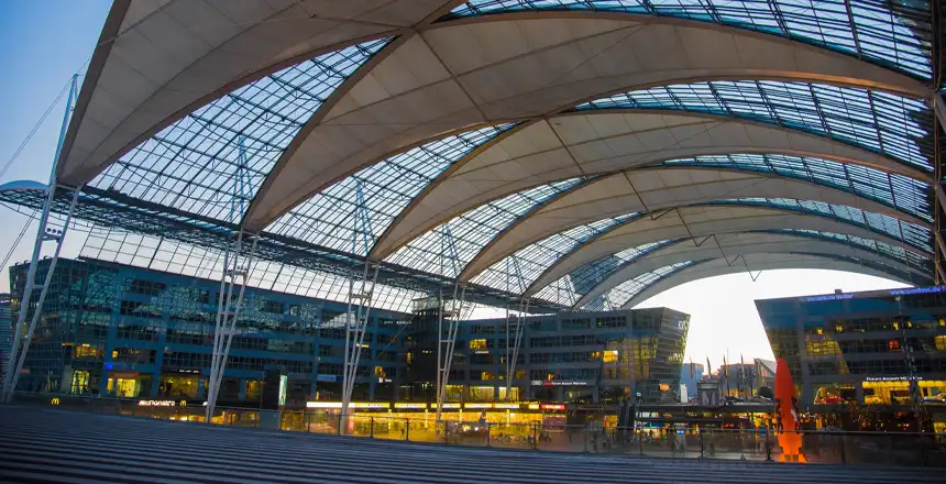 flughafen-muenchen-vorplatz Vorplatz am Münchner Flughafen