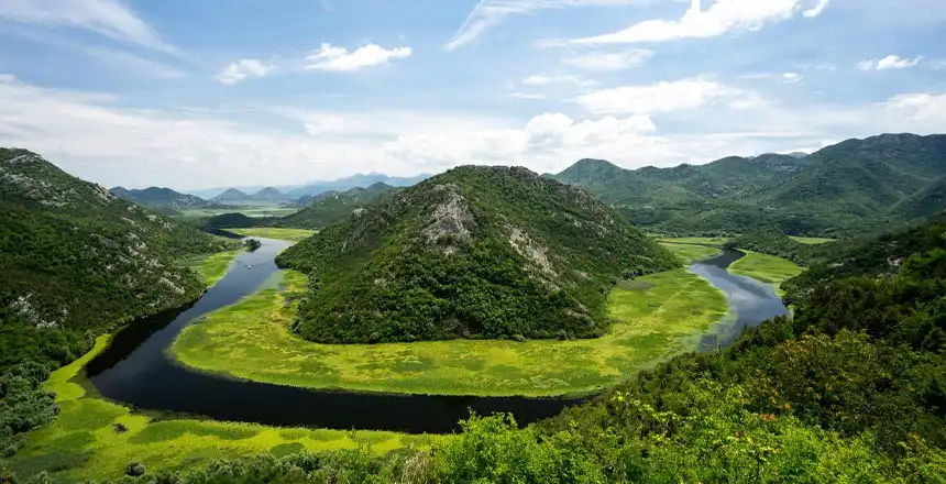 Gr&uuml;ne Berge und Gew&auml;sser im Skadar Nationalpark, Montenegro