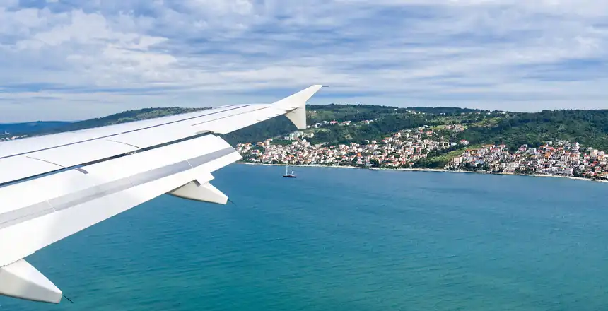 Anflug auf den Flughafen von Split, Kroatien, mit Blick auf die K&uuml;ste