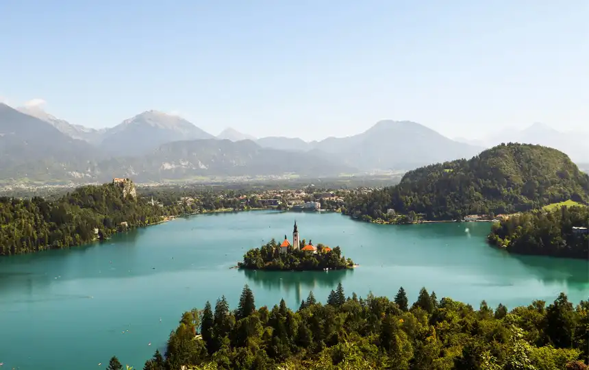 Panoramablick auf den Bleder See in Slowenien