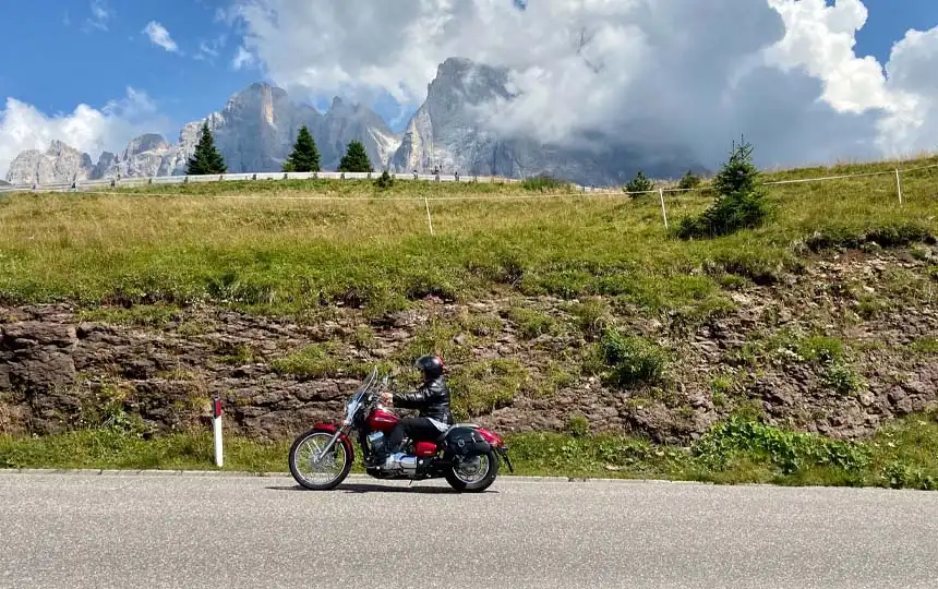 Motorradfahrer im Parco Naturale Paneveggio Pale di San Martino Siror