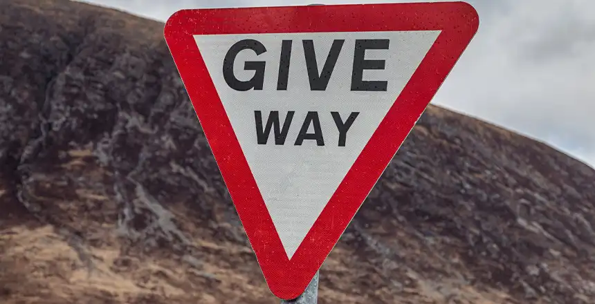 Verkehrsschild in Schottland Give Way