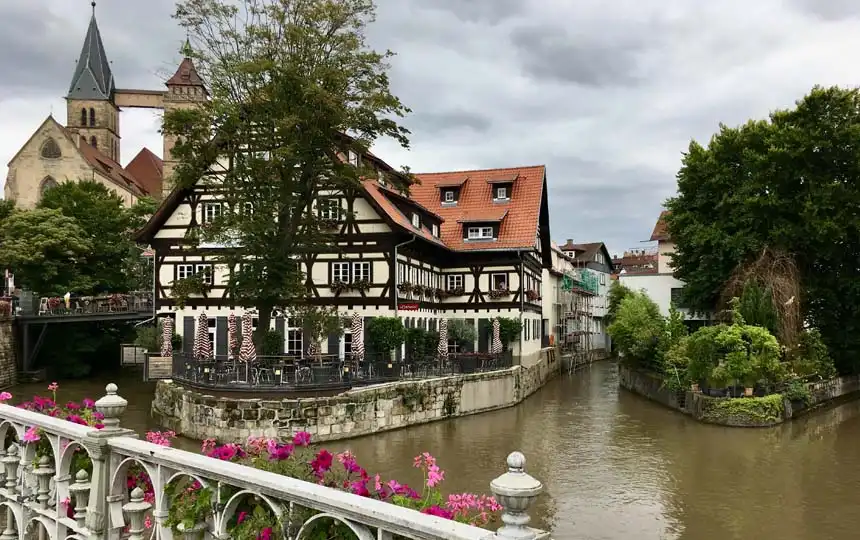 Altstadt von Esslingen - Blick von der Agnesbr&uuml;cke auf den Kanal und St. Dionys