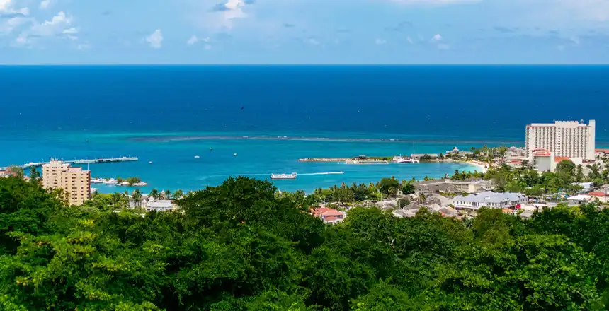 Blick &uuml;ber Ocho Rios auf Jamaika