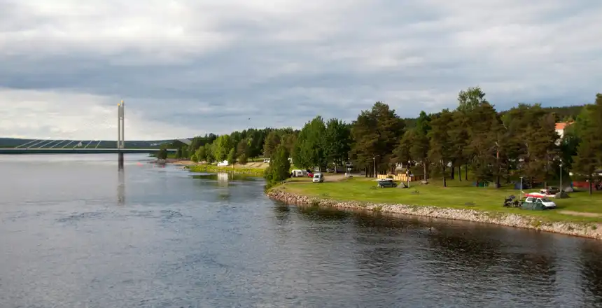 finnland-camping-rovaniemi-ufer Campingplatz in Rovaniemi mit Blick auf die Lumberjack's Candle Bridge in Finnland