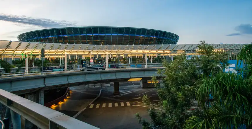 Parkschleife und Terminal am Flughafen Nizza, Frankreich