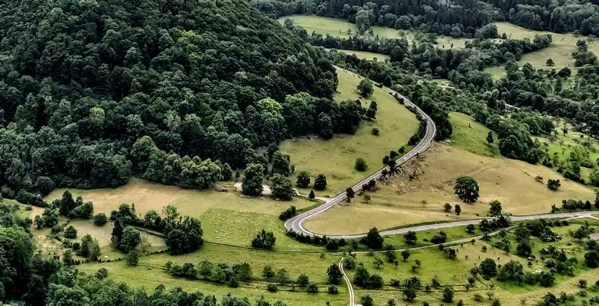 Stra&szlig;e durch die Schw&auml;bische Alb bei Hohenneuffen