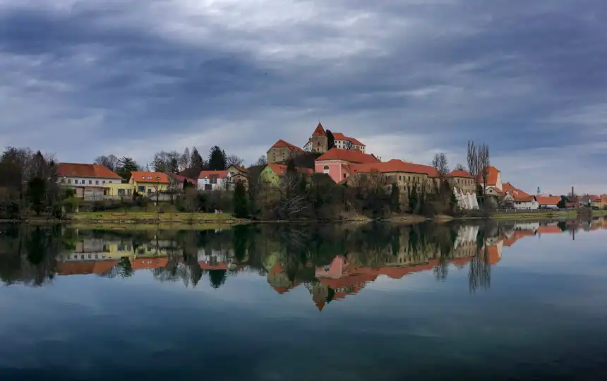 Blick auf Ptuj, Slowenien im Abendlicht