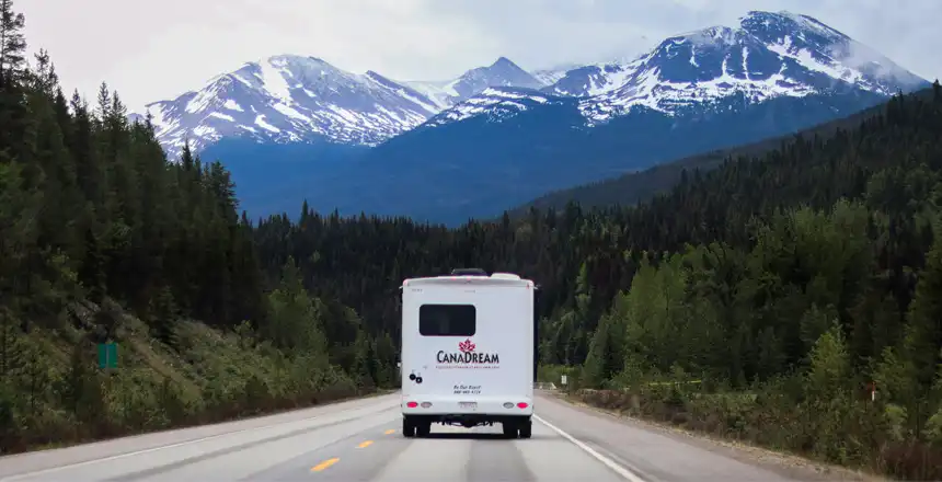 Wohnmobil auf Stra&szlig;e mit Bergpanorama in Kanada