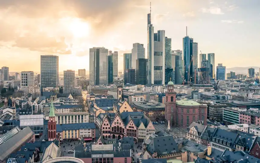 Aussicht vom Kaiserdom auf die Skyline von Frankfurt mit Paulskirche im Vordergrund