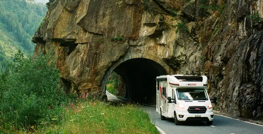 Wohnmobil vor kleinem Stra&szlig;entunnel am Furkapass in Obergorms, Schweiz