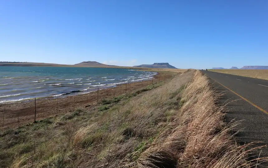 Sterkfontain-Dam-Stra&szlig;e R74 in S&uuml;dafrika