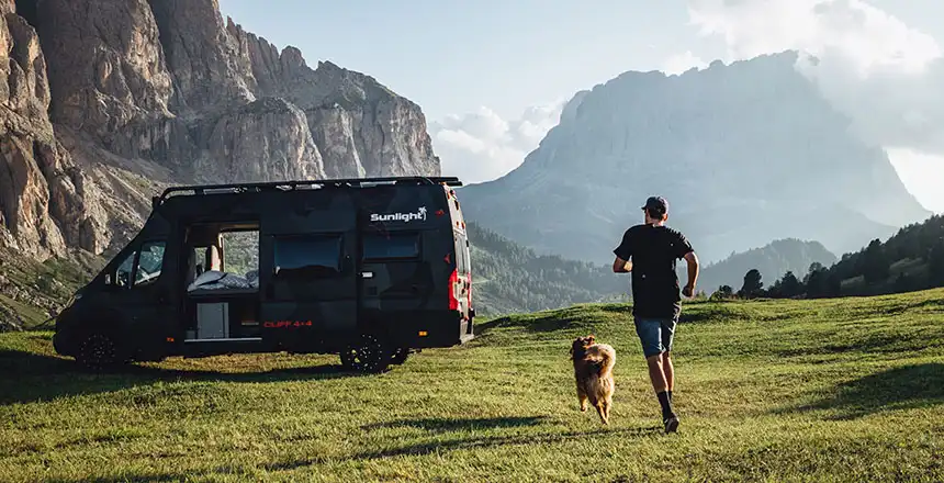 7f4fe3f62e0b-sunlight-oli-dorn-und-balu-cliff-4x4-adventure-van-vor-bergpanorama-in-suedtirol wohnmobil urlaub mit Hund, sunlight cliff 4x4, adventure van vor bergpanorama in suedtirol