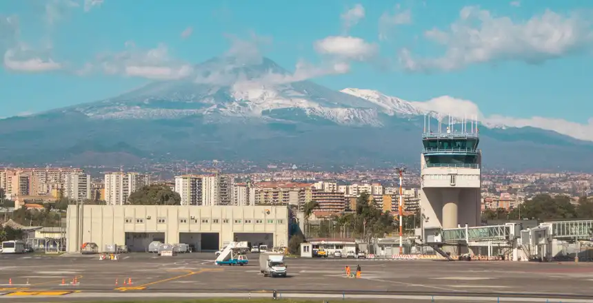 Flughafen von Catania auf Sizilien mit &Auml;tna im Hintergrund